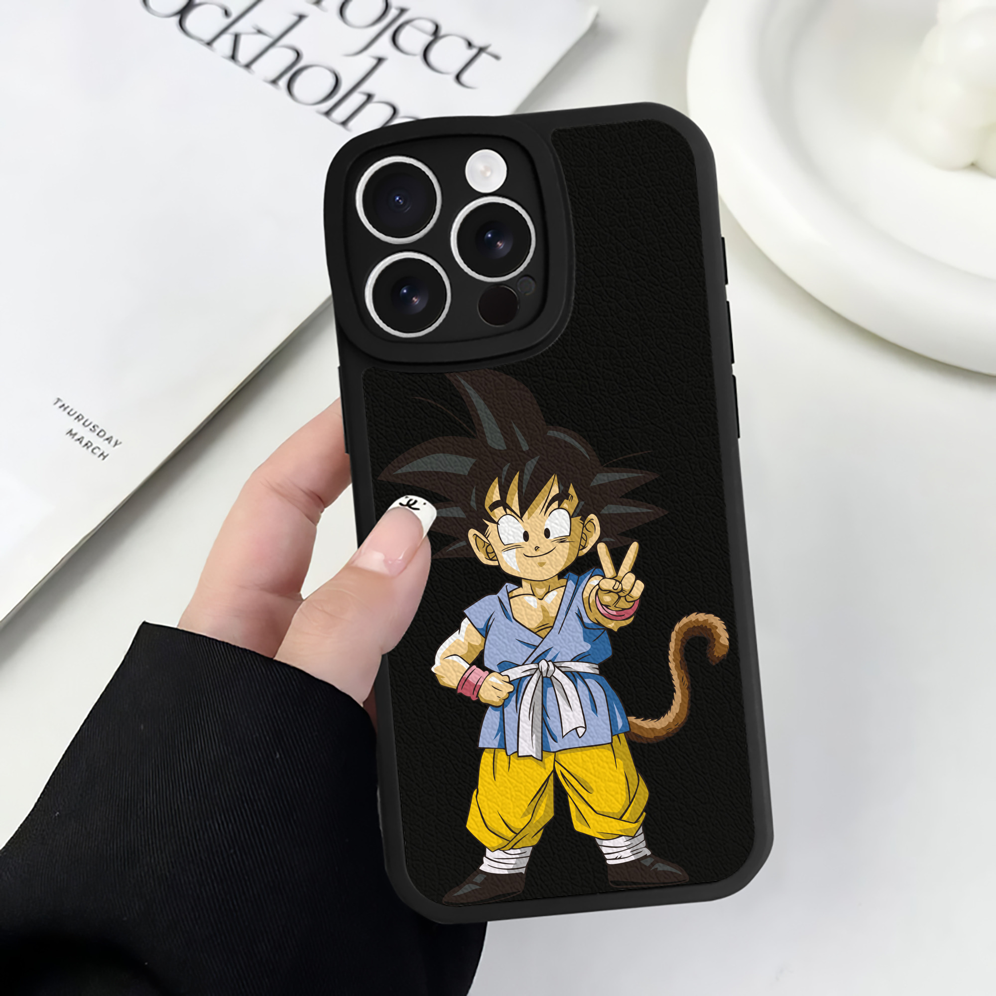 （画像用） ドラゴンボール 孫悟空（そん ごくう）Son Goku カカロット DRAGON BALL Kakarotto 【iPhone 16シリーズ対応】シリコンスマホケース（レザー調） 材質：シリコン